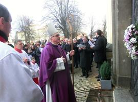 Biskup Jan Baxant otevřel první Svatou bránu v diecézi